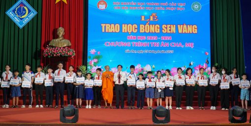 Trao 233 suất học bổng Sen Vàng cho học sinh, sinh viên vượt khó, hiếu học