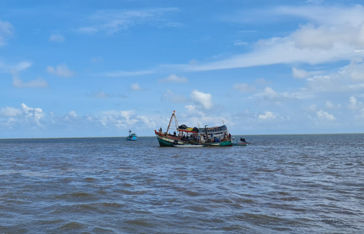 Cà Mau: Cứu vớt kịp thời ngư dân bị chìm tàu cá