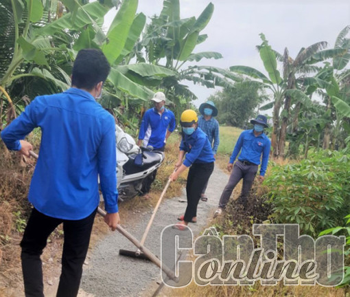 Thanh niên tham gia xây dựng cầu, đường giao thông