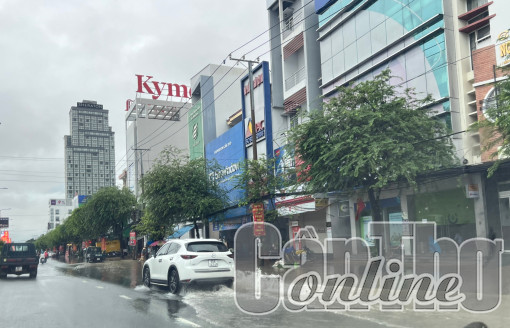 Nhiều tuyến đường bị ngập do triều cường kết hợp mưa lớn