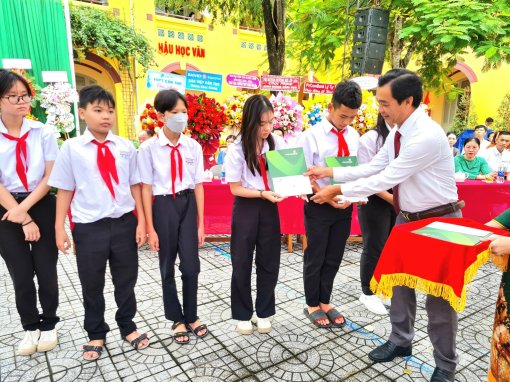 Trao học bổng cho 50 học sinh có hoàn cảnh khó khăn, vươn lên trong học tập