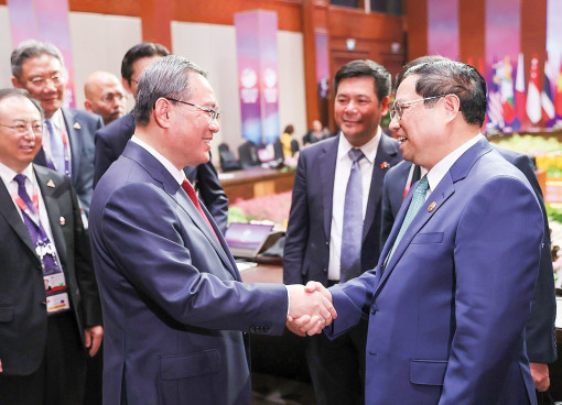 Thủ tướng Phạm Minh Chính gặp Thủ tướng Trung Quốc Lý Cường