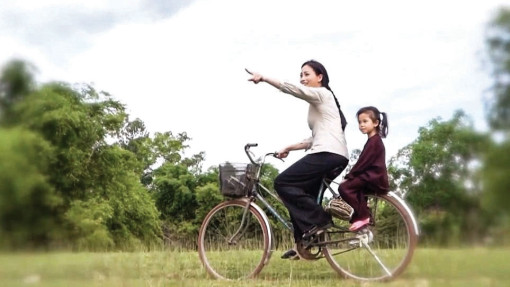 Ca sĩ Huyền Trang hát “Quê ơi”