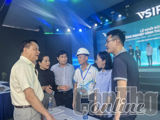 Đồng chí Dương Tấn Hiển kiểm tra thực tế khu vực tổ chức lễ khởi động Khu công nghiệp VSIP Cần Thơ
