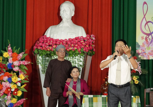 Văn nghệ giúp vui tuổi già