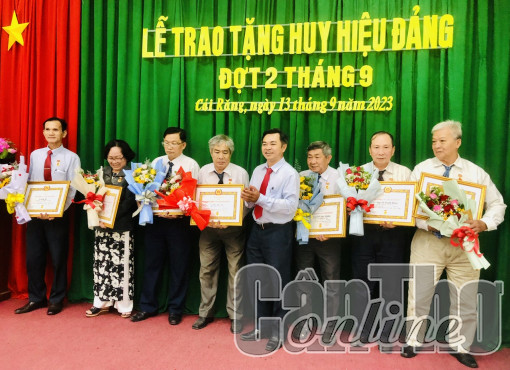 Trao Huy hiệu Đảng cho các đảng viên