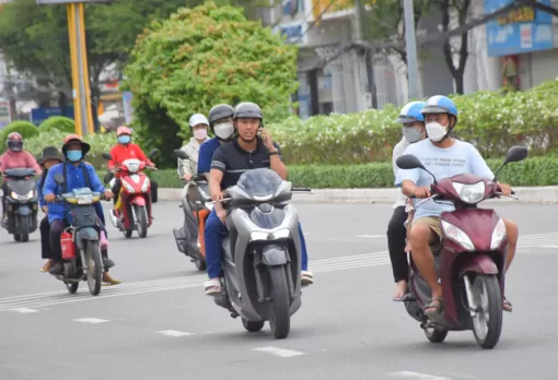 Hiểm họa giao thông khi vừa điều khiển xe, vừa nghe điện thoại