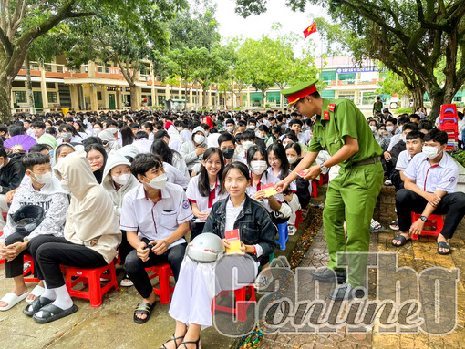 Tuyên truyền, phổ biến, giáo dục pháp luật về trật tự an toàn giao thông trong trường học