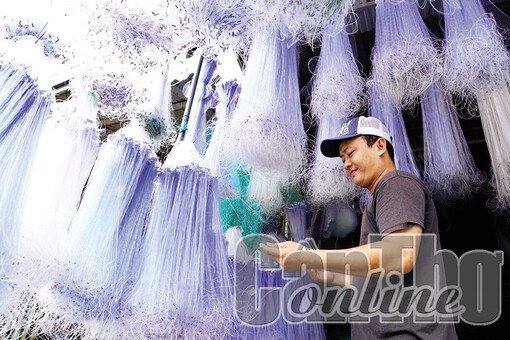 Làng nghề đan lưới Thơm Rơm đón mùa nước nổi