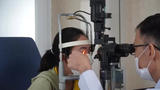 Không tùy tiện mua kháng sinh trị đau mắt đỏ