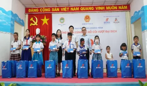 Trao học bổng cho 53 học sinh mồ côi vượt đại dịch