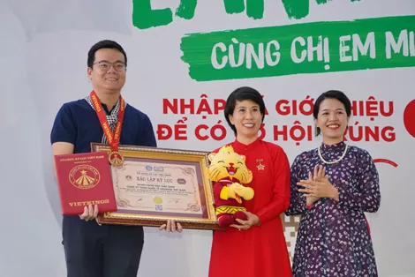 Xác lập kỷ lục giặt khăn rằn bằng bột giặt OMO cùng thời điểm nhiều nhất tại Việt Nam