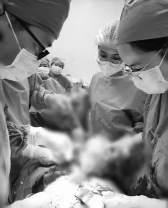 Phẫu thuật thành công cho bệnh nhân có u xơ to như mang thai 8 tháng