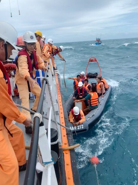 Bạc Liêu: Kịp thời cứu vớt 10 ngư dân bị chìm tàu trên biển