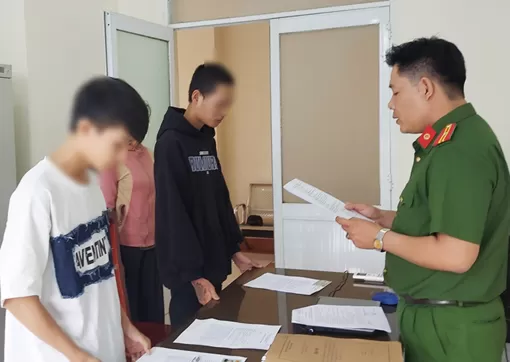 Khởi tố 2 đối tượng chống người thi hành công vụ