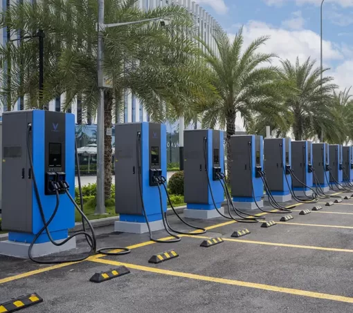 Việt Nam đang đi đầu về phủ hạ tầng trạm sạc cho xe điện