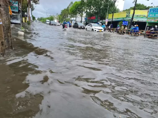 Chủ động thực hiện các biện pháp an toàn giao thông trên các tuyến đường bị ngập do triều cường