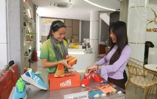 Giày thể thao <br>Tạo điểm nhấn phong cách cho người dùng