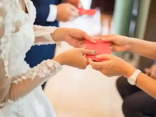 Phụ nữ Singapore đắn đo việc đổi sang họ của chồng