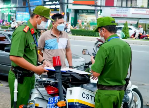 Xử lý nghiêm tình trạng đậu xe mua bán hàng hóa dưới lòng đường