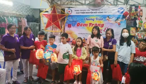 Nhiều hoạt động chăm lo cho trẻ em và người lao động vui Trung Thu