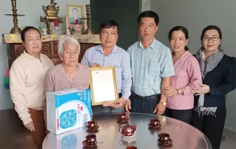 Họp mặt, tặng quà, mừng thọ người cao tuổi