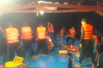 Cà Mau: Cứu kịp thời 15 thuyền viên bị chìm tàu trên biển