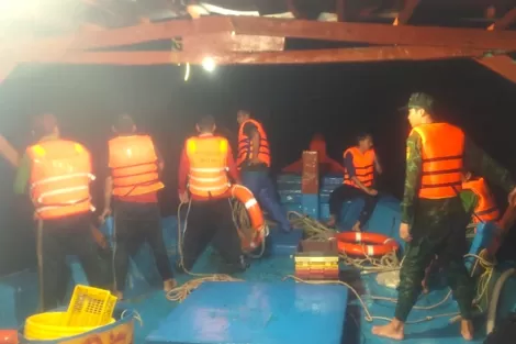 Cà Mau: Cứu kịp thời 15 thuyền viên bị chìm tàu trên biển