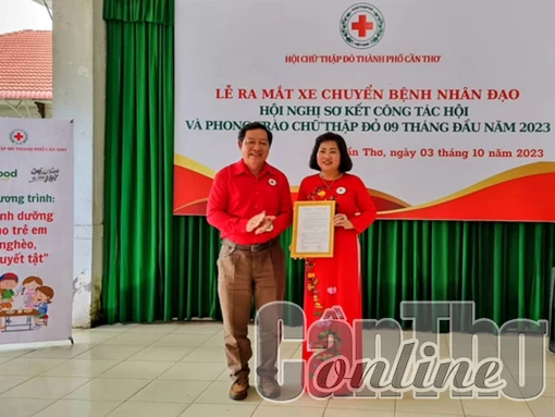 Ra mắt hoạt động xe chuyển bệnh nhân đạo