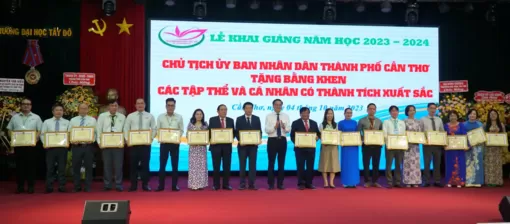 Trường Đại học Tây Đô khai giảng năm học mới