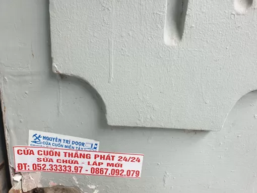 Phản cảm việc dán quảng cáo trước cửa nhà