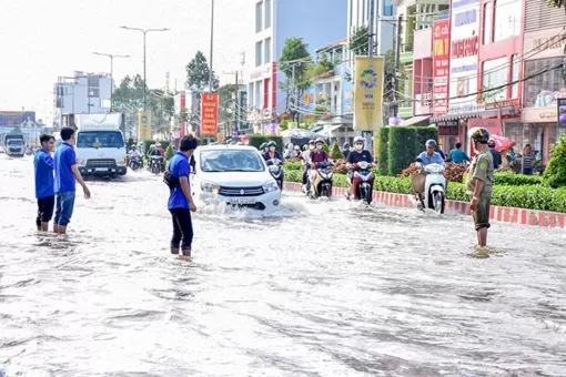 Ðồng hành hỗ trợ người dân lưu thông an toàn qua vùng ngập nước