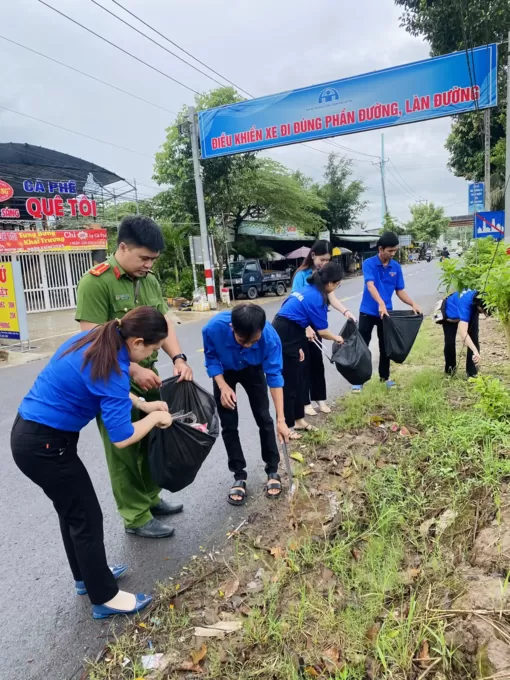 Đoàn viên, thanh niên tham gia đảm bảo an toàn giao thông