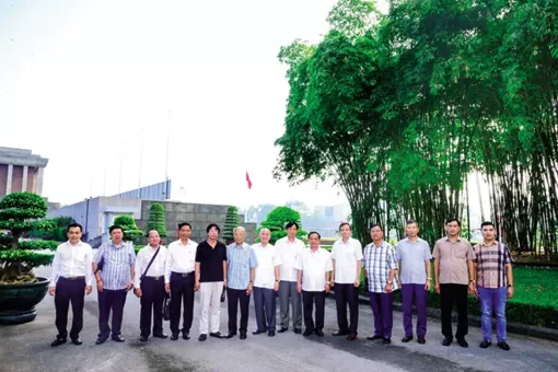 Về thăm lăng Bác