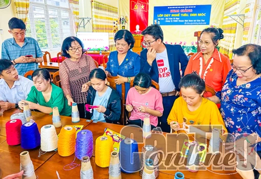 Khai giảng lớp dạy nghề thêu, đan móc len cho nạn nhân và người thân của nạn nhân chất độc da cam