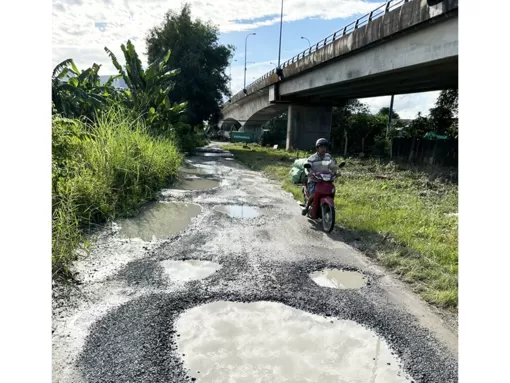 Sớm giặm vá đường dân sinh cầu Ba Láng