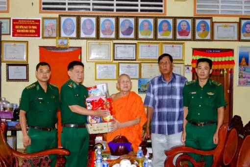 Bộ đội Biên phòng Sóc Trăng thăm, tặng quà các chùa Khmer