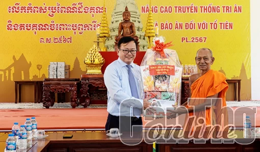 Thăm hỏi, chúc mừng đồng bào dân tộc Khmer nhân dịp Lễ Sene Dolta