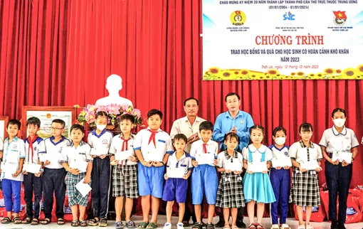 Tặng quà cho con đoàn viên có hoàn cảnh khó khăn