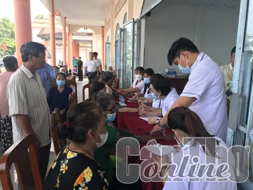 Khám bệnh miễn phí, tặng quà cho người cao tuổi ở huyện Thới Lai
