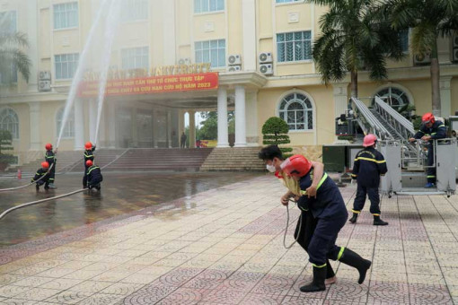Thực tập phương án chữa cháy và cứu nạn, cứu hộ ở Trường Ðại học Nam Cần Thơ