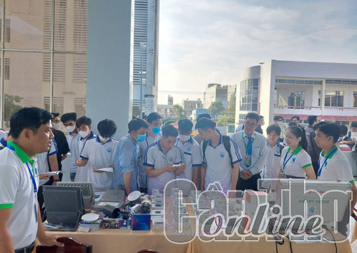 Ứng dụng công nghệ số, chuyển đổi năng lượng xanh trong sản xuất thông minh