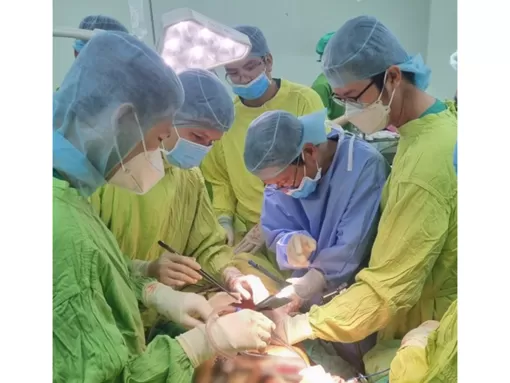 Phẫu thuật xuyên đêm cứu bệnh nhân té từ trên cao rơi xuống cọc gỗ