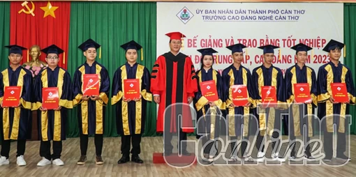 Trường Cao đẳng Nghề Cần Thơ trao bằng tốt nghiệp đến 419 học sinh, sinh viên