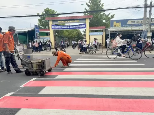 Thi công mô hình “Thảm an toàn cho học sinh qua đường”