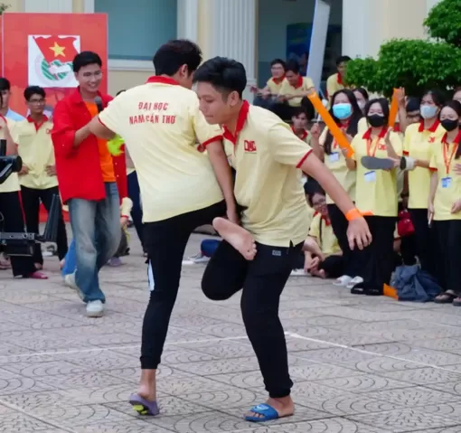 Sôi nổi hoạt động chào tân sinh viên