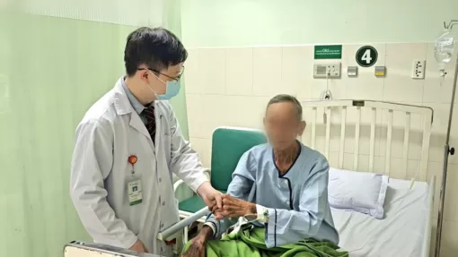 Cụ ông đột quỵ trong đêm, được can thiệp sớm, đi đứng trở lại bình thường