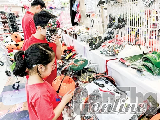 Đa dạng hàng hóa phục vụ lễ hội Halloween