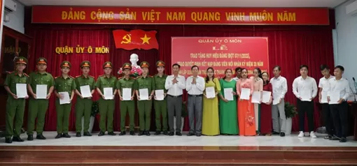 70 quần chúng ưu tú được trao quyết định kết nạp vào Đảng