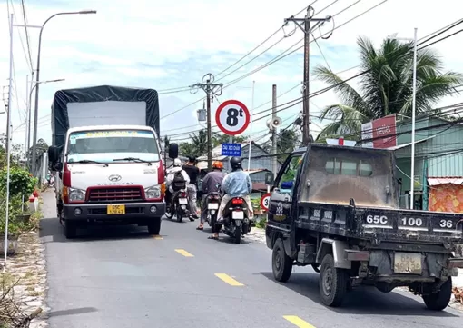 Tạm cấm tất cả các phương tiện qua các cầu trên đường tỉnh 921